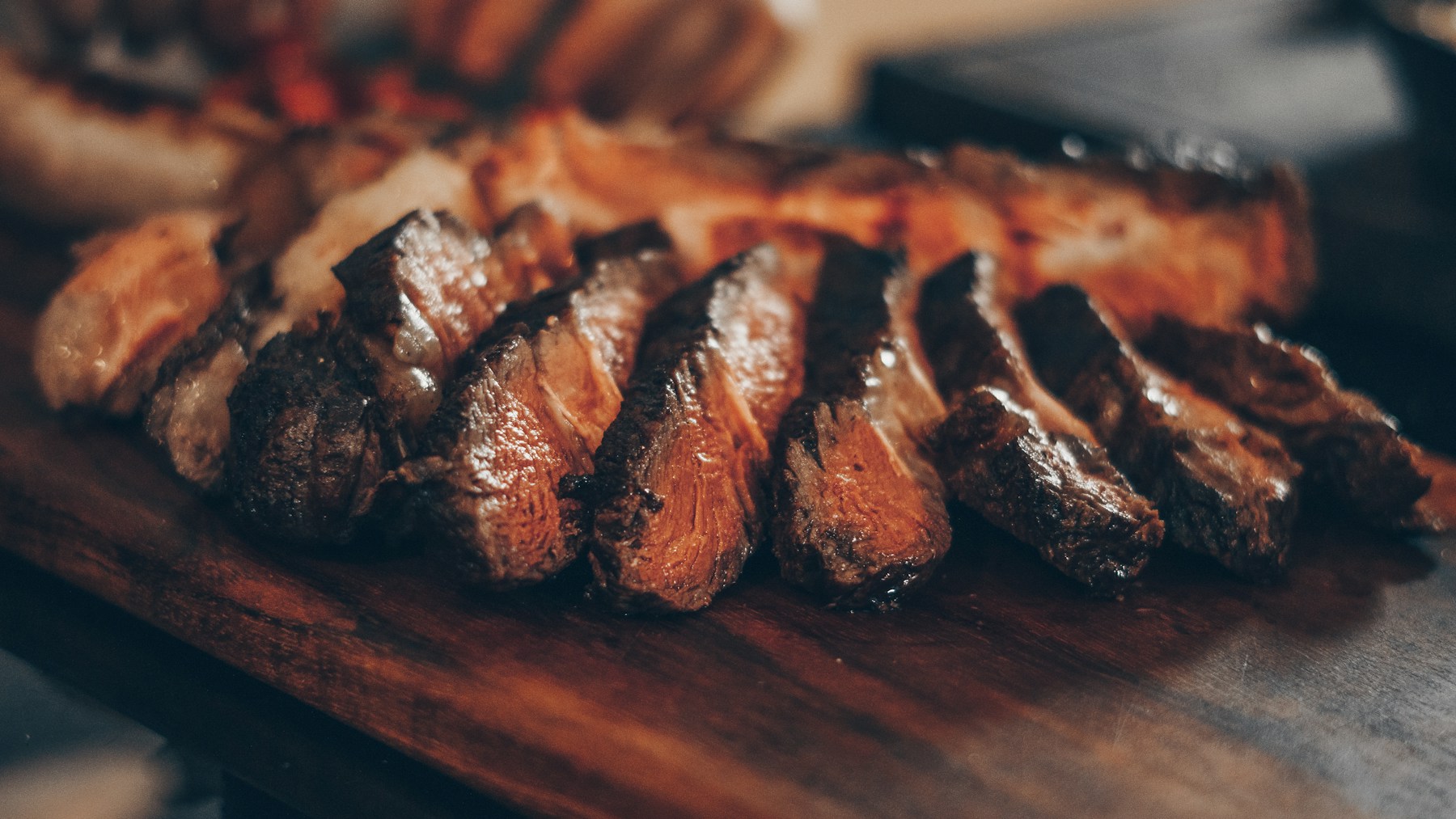 Carne asada cortada sobre una tabla